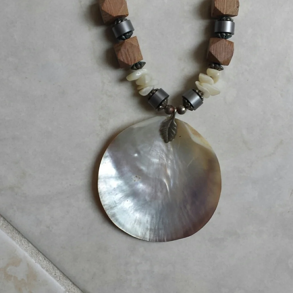 Boutique Shell Necklace - Picture 5 of 10